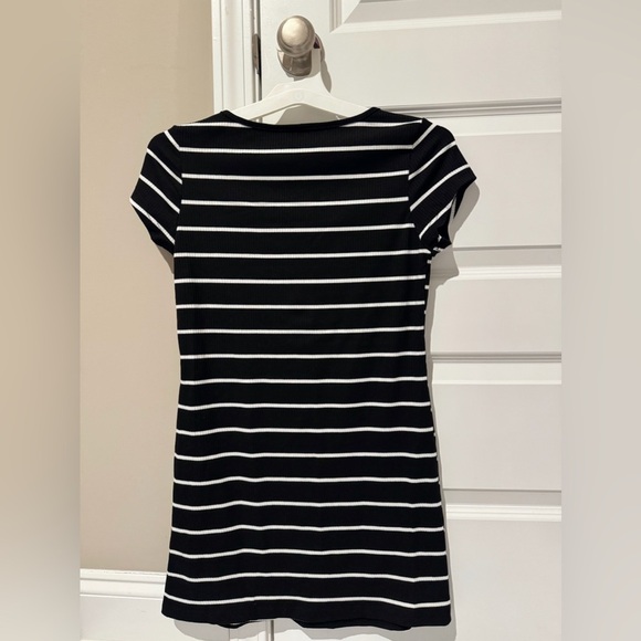 SHEIN Black and White Striped V-Neck Top - Picture 6 of 7